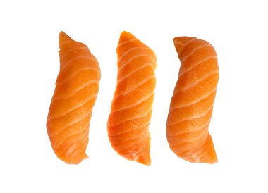 Somon nigiri suşisinin Macro fotoğrafı izole edildi. Pirinçli çiğ kırmızı balıklı suşi.