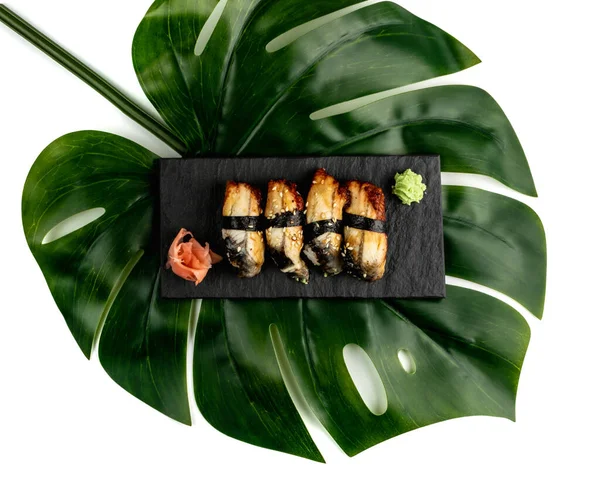 Eel Sushi Food Dark Stone Plate 어두운 뱀장어와 야자나무 곁들인 — 스톡 사진