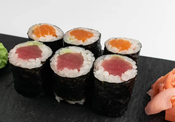 Makro Skott Lax Hosomaki Sushi Isolerad Vit Bakgrund Med Selektivt — Stockfoto