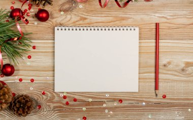 White Notepad Top View ile Noel Süslemeleri. Dilek Listesi İçin Kırmızı Kalemle Boş Sayfa ya da Boşluğu Kopyalayan Xmas Tebrik Kartı