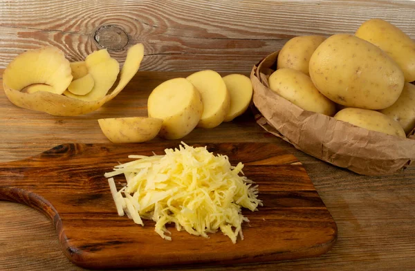 Patata Cruda Grattugiata Fondo Tagliere Legno Pila Patate Grattugiate Affettate — Foto Stock