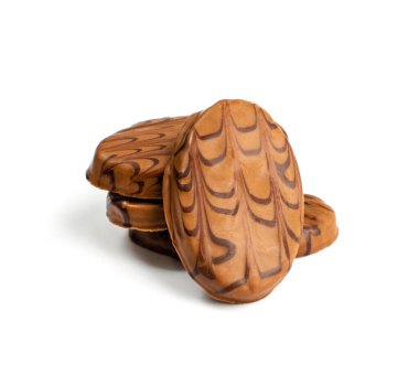 Süt ve kara çikolatayla kaplanmış Oval Bisküvi. Yuvarlak Kurabiyeler Beyaz Arkaplanda İzole Edildi