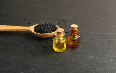 Küçük bir şişede siyah kimyon yağı. Karanfil tohumları organik yağ, tentür, özü, zerk. Nigella sativa ayrıca nigella, kalojeere ve kalonji tentürü olarak da bilinir.