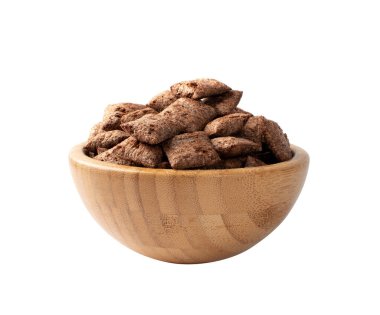 Kahvaltı için beyaz arka planda izole edilmiş çikolata yastıkları. Yuvarlak cam kasede kremalı kahverengi çikolata gevreği gevrek gevreği, sağlıklı tatlı atıştırmalık