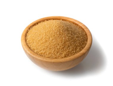 Tahta kasede, beyaz arka planda izole edilmiş, kahverengi eko şeker. İşlenmemiş işlenmemiş organik şeker yığını