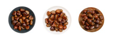 Üst görünüm yenilebilir tatlı kestaneler beyaz arkaplan görünümünde izole edildi. Sağlıklı lezzetli kestane tabağı koleksiyonu