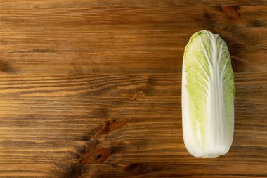 Tüm Çin lahanası, Napa lahanası ya da Wombok üzerinde fotokopi uzayı olan ahşap bir arka plan. Taze Yeşil Lahana