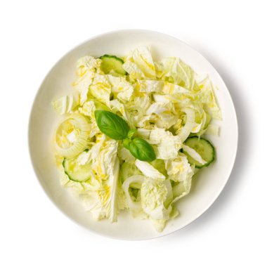 Dilimlenmiş Napa 'lı Çin lahana salatası ya da Beyaz Arka plan Top View' da izole edilmiş Wombok. Salatalıklı, soğanlı ve otlu taze yeşil lahana salatası.