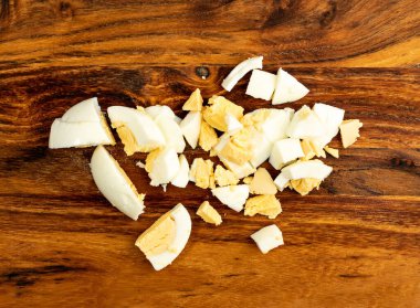 Tahta kesim tahtasında doğranmış yumurta. Dilimlenmiş Yumurta Kapanışı
