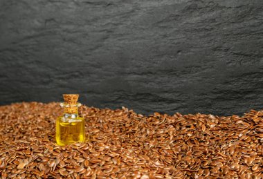 Keten tohumu yağı küçük bir şarap şişesinde. Keten tohumu dokusu, organik yağ ve tentürle birlikte. Keten özü, ilaç kavanozuna aşılama kopya alanı ile üst görünüm