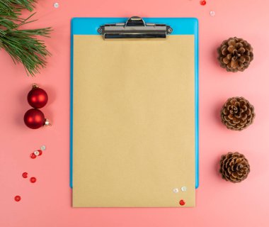 Boş Sayfa Üst Görünümü ile Noel Süslemeleri. Boşluğu Kopyala ile Kırmızı Xmas Arkaplanı