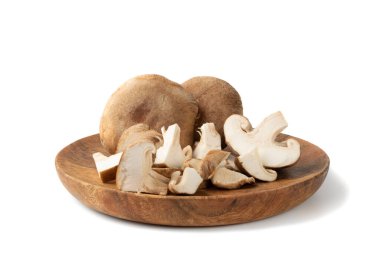 Tahta tabakta taze Shiitake mantarı var. Çiğ bok, sağlıklı organik Asya mantarı.