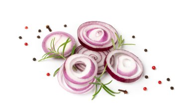 Dilimlenmiş kırmızı soğan kesiklerinin bileşimi izole. Çiğ mor soğan halkaları veya yeşil soğan dilimleri ve beyaz arka planda baharatlar.