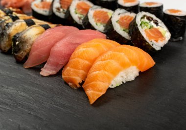 Çeşitli Japon Suşi Yemeklerinin Macro Shot 'u. Nigiri ve Nori Maki Suşi Rolls with Raw Somon, Maguro Tuna, Unagi Yılanbalığı, Avocado, Salatalık, Yeşil Salata ve Philadelphia Peyniri