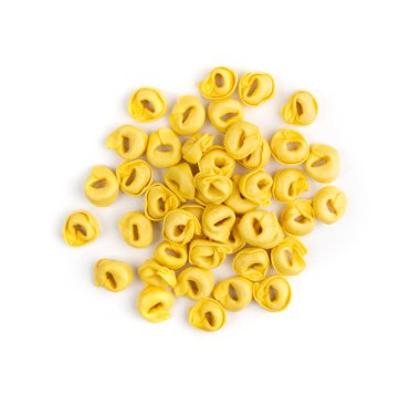 Ham tortellini üst görüntüyü izole etti. Kuru İtalyan mantısı, doldurulmuş hamur tatlısı, peynirle dolu taze sarı yumurta hamuru.