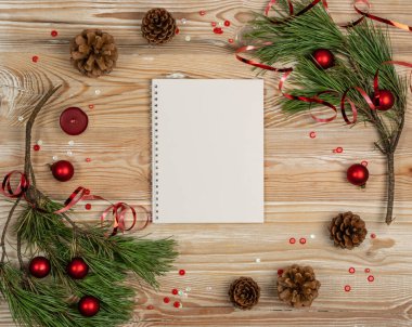 White Notepad Top View ile Noel Süslemeleri. Boşluğu Kopyala ile Tahta Xmas Arkaplanı