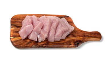 Beyaz arka planda izole edilmiş tahta kesme tahtasının üzerinde çiğ hindi filetosu. Pişmemiş hindi eti nugget ve escalope için.