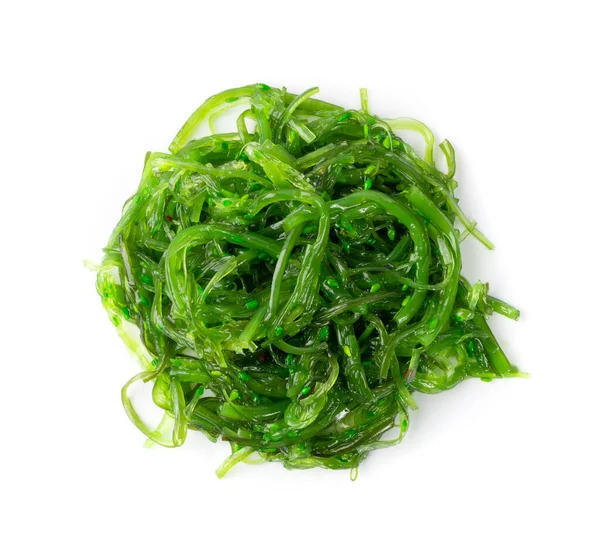 Yenilebilir Yeşil Algler, deniz sebzeleri izole edildi. Yeşil Chuka Yosun Salatası, Beyaz Arkaplanda İzole Edildi. Yenilebilir Yosun Üst Görünümü