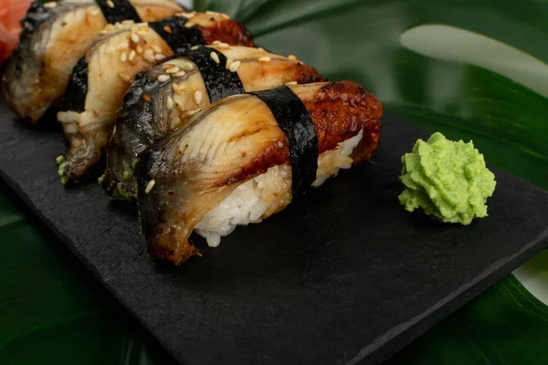 Macro Împușcat Alimente Sushi Anghilă Placa Piatră Întunecată Closeup Unagi — Fotografie, imagine de stoc
