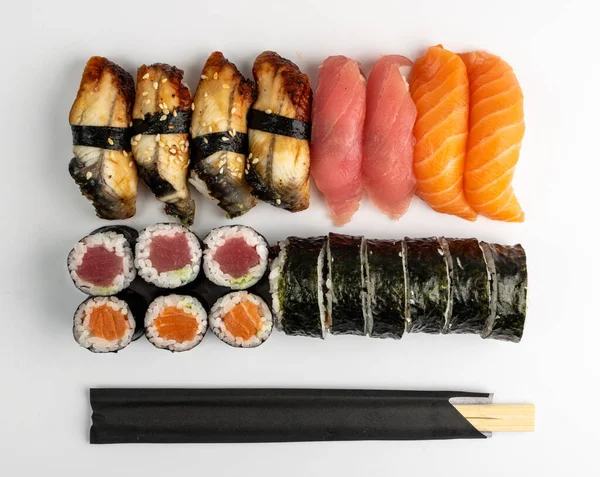 Set Med Olika Japanska Sushi Mat Ovanifrån Nigiri Nori Maki — Stockfoto