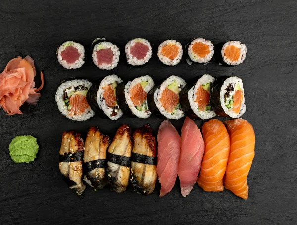 Set Diverse Alimente Japoneze Sushi Dark Sate Plate Top View — Fotografie, imagine de stoc