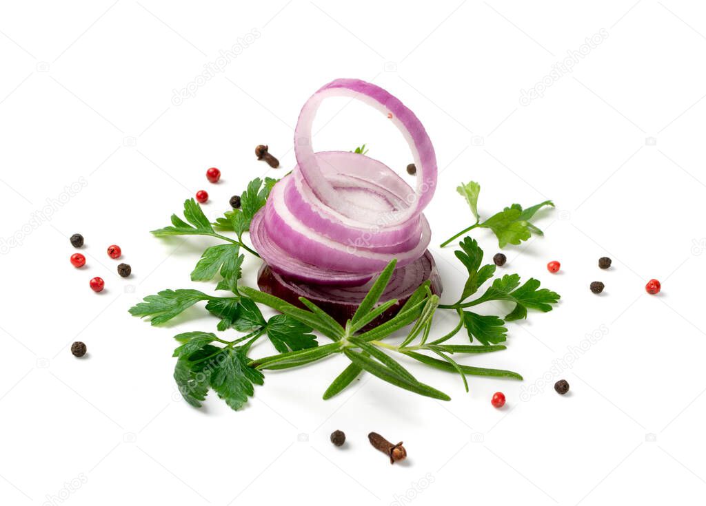 Cortes de cebolla roja en escabeche aislados. Anillos de cebolla morada