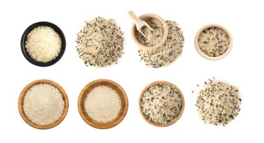 Yuvarlak ahşap kaselerde pişmiş çiğ siyah pirinç ve kavrulmuş uzun taneli beyaz pirinç seti beyaz arka planda izole edildi