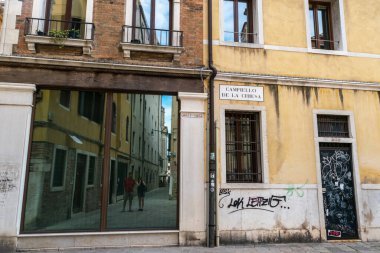 İtalya, Venedik 23 Temmuz 2020: Ünlü İtalyan Venedik, Antik Venedik Cepheleri ve Turistlerin Resimleri