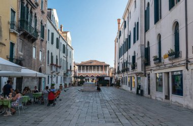 İtalya, Venedik 23 Temmuz 2020: Venedik Restoranı ile Ünlü İtalyan Venedik 'in Yazın Editörel Görüntüsü