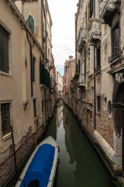 İtalya, Venedik 23 Temmuz 2020: Dar Kanal üzerindeki Antik Venedik Evleri ve Köprüsü ile Yazın Meşhur İtalyan Venedik 'in Editoryal Görüntüsü