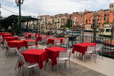 İtalya, Venedik 23 Temmuz 2020: Büyük Kanal 'ın yanındaki Venedik Restoranı ile birlikte yazın ünlü İtalyan Venedik' in ediksel görüntüsü