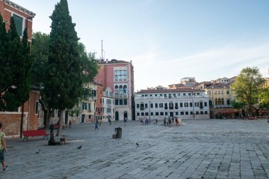 İtalya, Venedik 23 Temmuz 2020: Yazın Meşhur İtalyan Venedik 'in Editör Görüntüsü. İçme Sütunlu Küçük Venedik Kareleri
