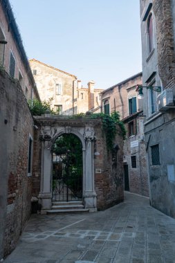 İtalya, Venedik 23 Temmuz 2020: Yazın Meşhur İtalyan Venedik 'in Editör Görüntüsü. Yeşil Bahçeli Dar Venedik Sokakları