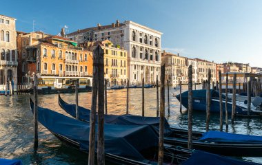 İtalya, Venedik 23 Temmuz 2020: Yazın Meşhur İtalyan Venedik 'in Editör Görüntüsü. Gondol Grand Canal ve Rialto Köprüsü 'nde.