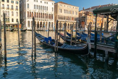 İtalya, Venedik 23 Temmuz 2020: Yazın Meşhur İtalyan Venedik 'in Editör Görüntüsü. Gondol Grand Canal ve Rialto Köprüsü 'nde.