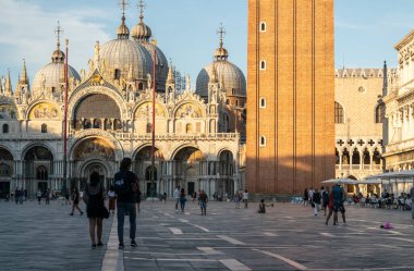 İtalya, Venedik 23 Temmuz 2020: Ünlü İtalyan Venedik 'in Yaz Akşamındaki Editörel Görüntüsü. Günbatımında Aziz Mark Kilisesi Patriksel Katedrali