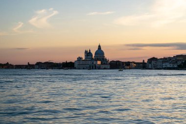 İtalya, Venedik 23 Temmuz 2020: Yazın Meşhur İtalyan Venedik 'in Editör Görüntüsü. Venedik lagününün gün batımı manzarası