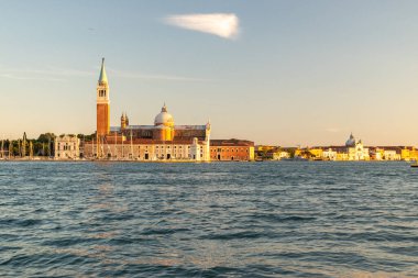 İtalya, Venedik 23 Temmuz 2020: Yazın Meşhur İtalyan Venedik 'in Editör Görüntüsü. Venedik gölü ve San Giorgio Maggiore Adası 'nın gün batımı manzarası