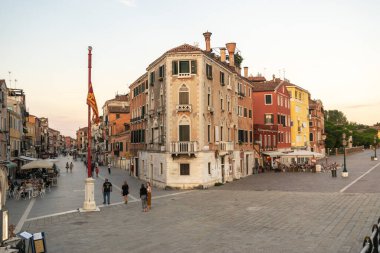 İtalya, Venedik 23 Temmuz 2020: Yazın Meşhur İtalyan Venedik 'in Editör Görüntüsü. Venedik Cumhuriyeti bayrağı ya da Antik Cadde 'deki Aziz Mark bayrağı