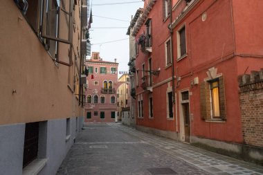 İtalya, Venedik 23 Temmuz 2020: Yazın Meşhur İtalyan Venedik 'in Editör Görüntüsü. Castello Bölgesi Akşam Kuru Giysilerle