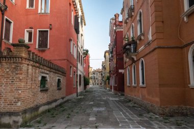 İtalya, Venedik 23 Temmuz 2020: Yazın Meşhur İtalyan Venedik 'in Editör Görüntüsü. Castello Bölgesi Akşam Kuru Giysilerle