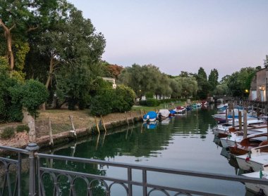 İtalya, Venedik 23 Temmuz 2020: Yazın Meşhur İtalyan Venedik 'in Editör Görüntüsü. Akşamları Yeşil Castello Bölgesi ve Cannal 'da Motorlu Tekneler
