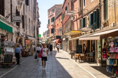 İtalya, Venedik 23 Temmuz 2020: Yazın Meşhur İtalyan Venedik 'in Editör Görüntüsü. Müzeleri, otelleri ve restoranları olan eski bir sokak.