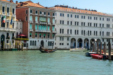 İtalya, Venedik 23 Temmuz 2020: Yazın Meşhur İtalyan Venedik 'in Editör Görüntüsü. Büyük Kanal, Gondol ve Gondolcular üzerindeki Antik Venedik Evleri