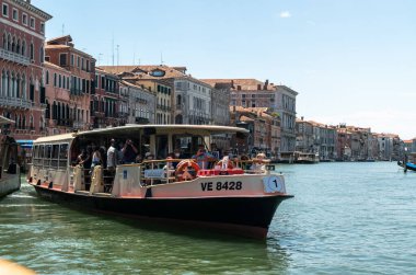 İtalya, Venedik 23 Temmuz 2020: Yazın Meşhur İtalyan Venedik 'in Editör Görüntüsü. Büyük Kanal 'da Turistlerle Venedik Halk Su Otobüsü Vaporetto