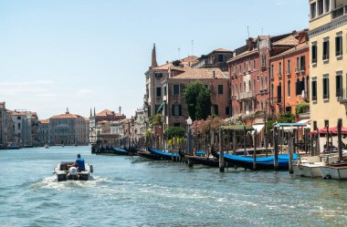 İtalya, Venedik 23 Temmuz 2020: Büyük Kanal, Gondolas ve Gondoliers üzerinde Antik Venedik Evleri ile birlikte yazları ünlü İtalyan Venedik 'in Editörel Görüntüsü