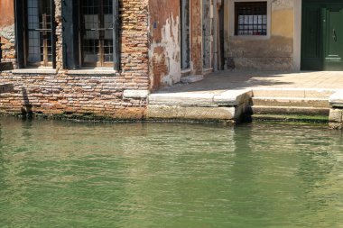 İtalya, Venedik 23 Temmuz 2020: Yazın Ünlü İtalyan Venedik 'in Yeşil Venedik Kanal Suyu' ndaki Eski Merdivenleriyle Editoryal Görüntüsü. Venedik Batıyor