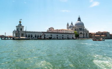 İtalya, Venedik 23 Temmuz 2020: Yazın Meşhur İtalyan Venedik 'in Editör Görüntüsü. Büyük Kanal ve Bazilika Santa Maria della Salute ve Dorsoduro
