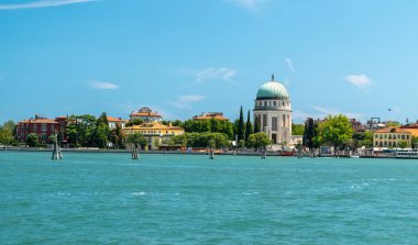 İtalya, Venedik 23 Temmuz 2020: Yazın Meşhur İtalyan Venedik 'in Editör Görüntüsü. Lido Vaporetto terminali ve Tempio Votivo Savaş Anıtı Kilisesi 'ndeki Venedik lagününden görüntü
