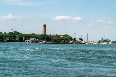 İtalya, Venedik 23 Temmuz 2020: Yazın Meşhur İtalyan Venedik 'in Editör Görüntüsü. Basilica di Sant Elena Imperatrice 'deki Venedik lagününden görüntü